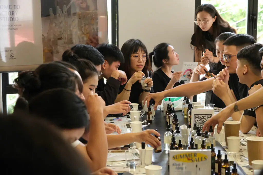 z6603829550973_06a8872e65c04a7e9d8f83c1a4193fe9 - NOTE - The Scent Lab DIY perfumes workshop - NOTE The Scent Lab - sản phẩm mùi hương từ NOTE - The Scent Lab