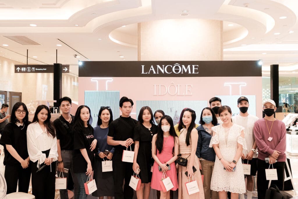 Staff NOTE - The Scent Lab cùng khách hàng sau sự kiện 8/3 của Lancôme tại Takashimaya - sản phẩm mùi hương từ NOTE - The Scent Lab