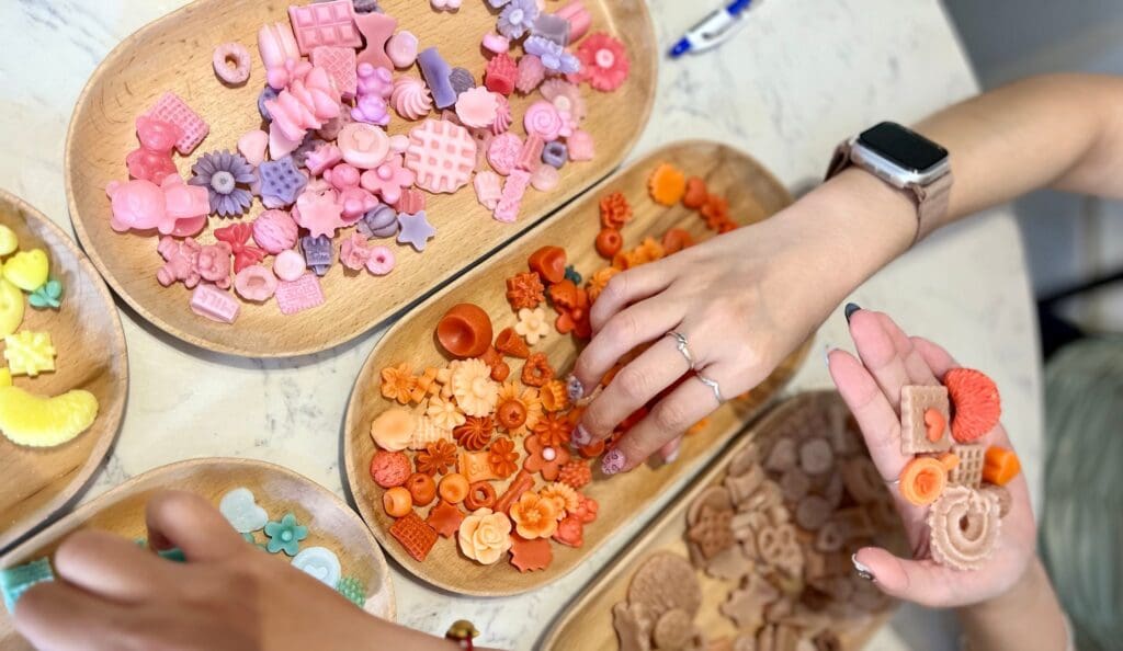 Chuẩn bị nguyên liệu đồ trang trí làm nến thơm